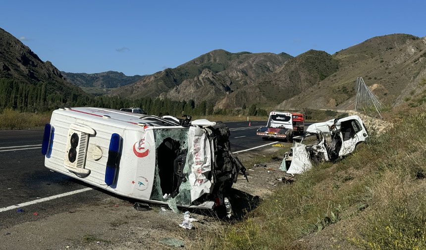 Ambulans, ticari araç kafa kafaya çarpıştı: 4 ölü, 1 yaralı