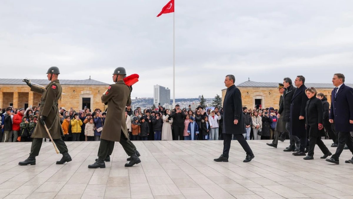 Özgür Özel'den Anıtkabir'de demokrasi mesajı: "Darbe girişimine geçit verilmedi"