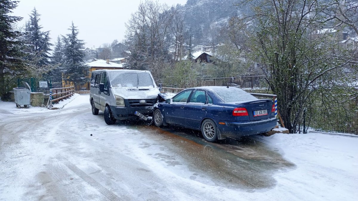 Bolu'da kaygan yolda kafa kafaya çarpıştılar