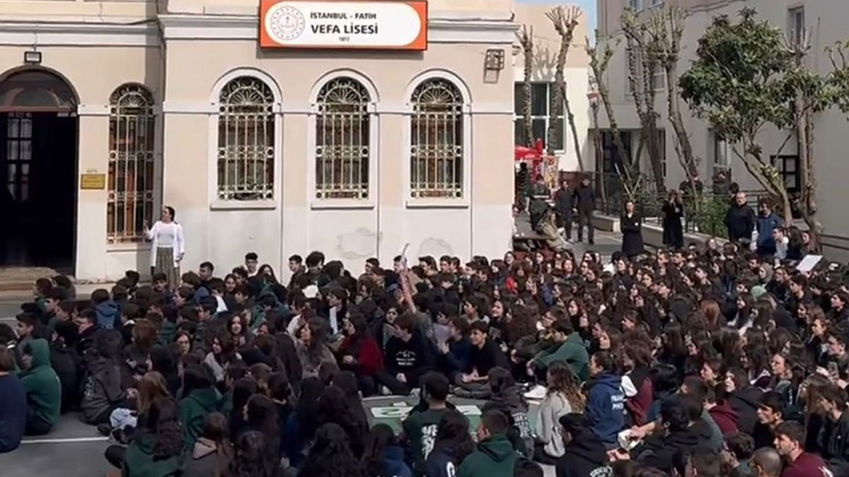 Liseliler ayakta! Vefa Lisesi öğrencileri oturma eylemi başlattı