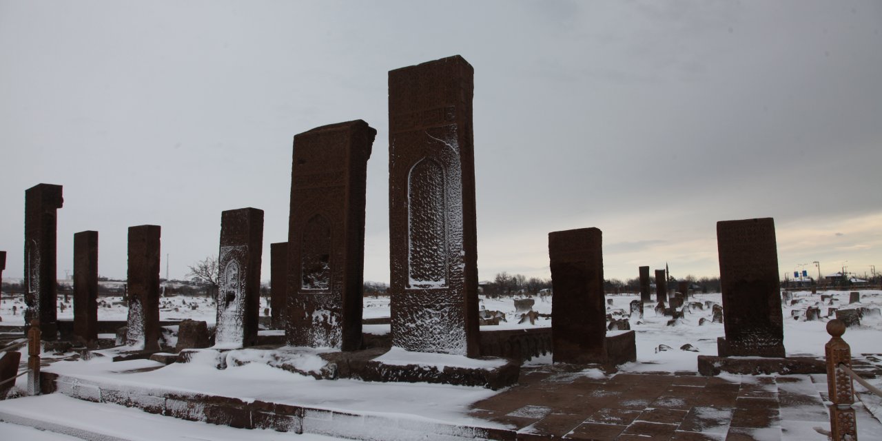 Bitlis'te tarihi yapılar beyaz örtüyle kaplandı