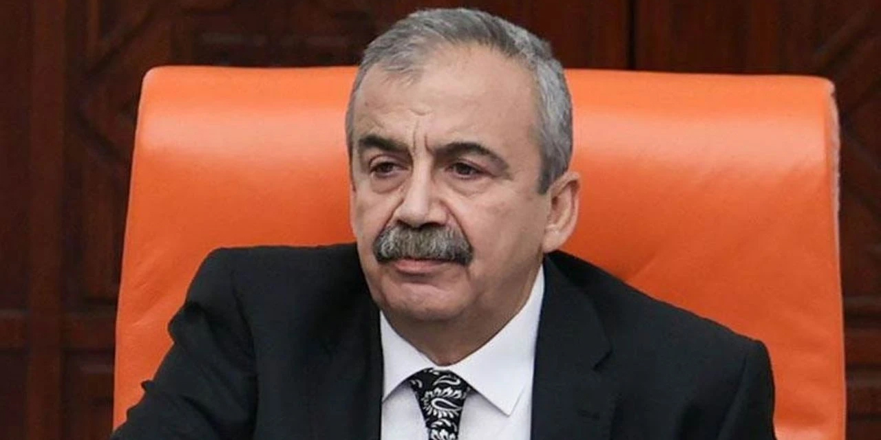 Sırrı Süreyya Önder kalp rahatsızlığı nedeniyle hastaneye kaldırıldı!