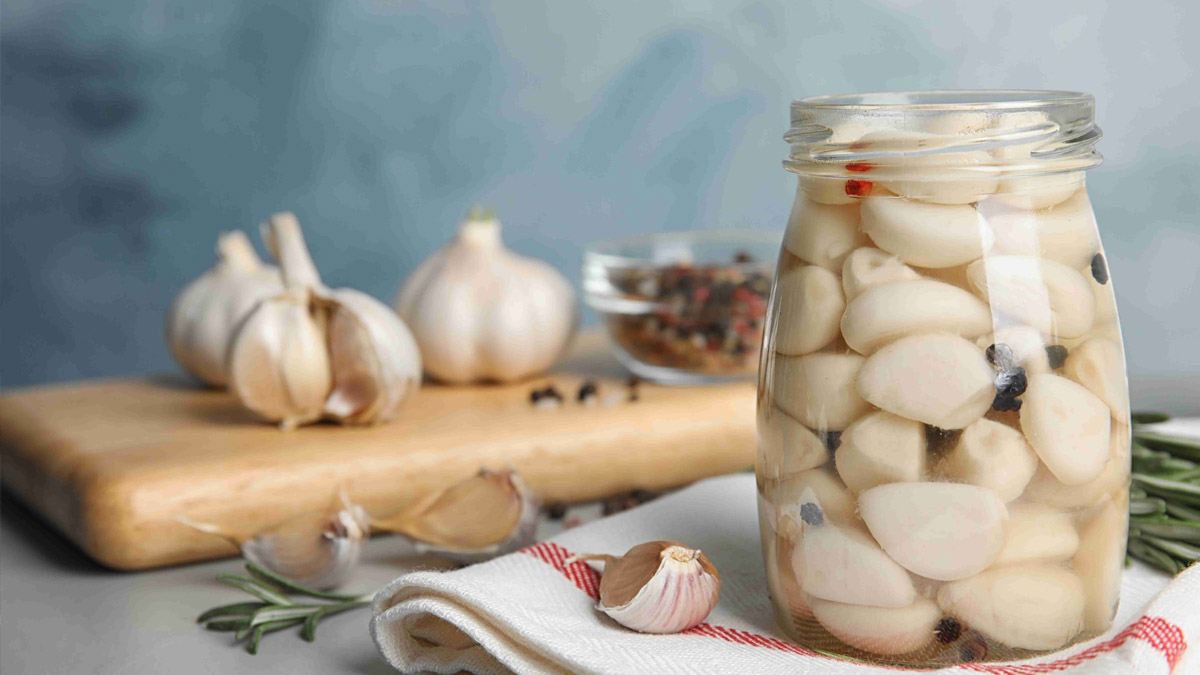 Sarımsak saklama derdine son! Bu yöntemle ne koku ne de bozulma oluyor...
