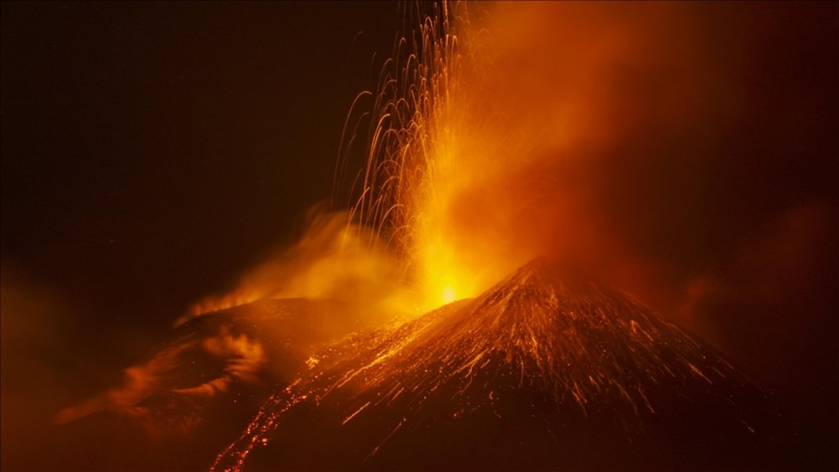 Etna Yanardağı geceden sabaha lav ve kül püskürttü