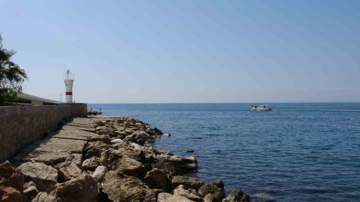 Antalya Kaleiçi'nde denizde erkek cesedi bulundu