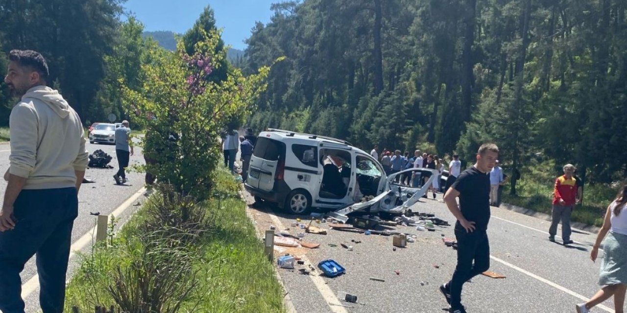 Marmaris'ta feci zincirleme kaza: 2 ölü 2 ağır yaralı