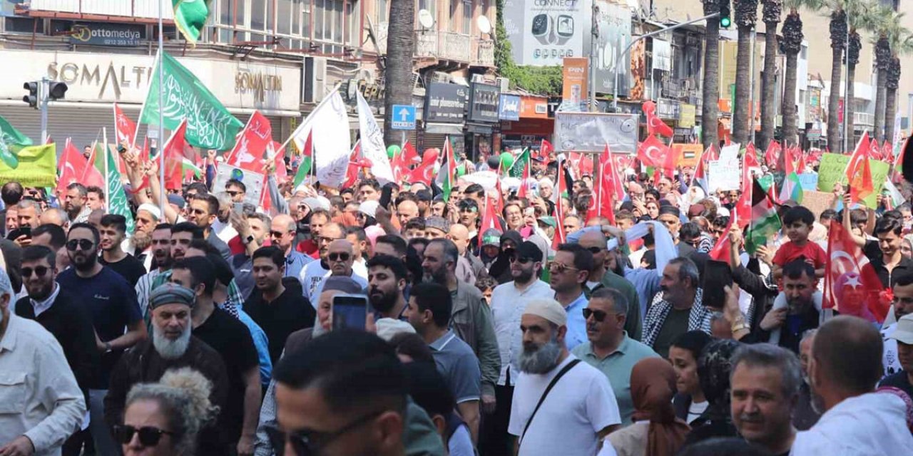 CHP’ye İstanbul’da izin çıkmamıştı: AK Parti İzmir’de Filistin için yürüdü