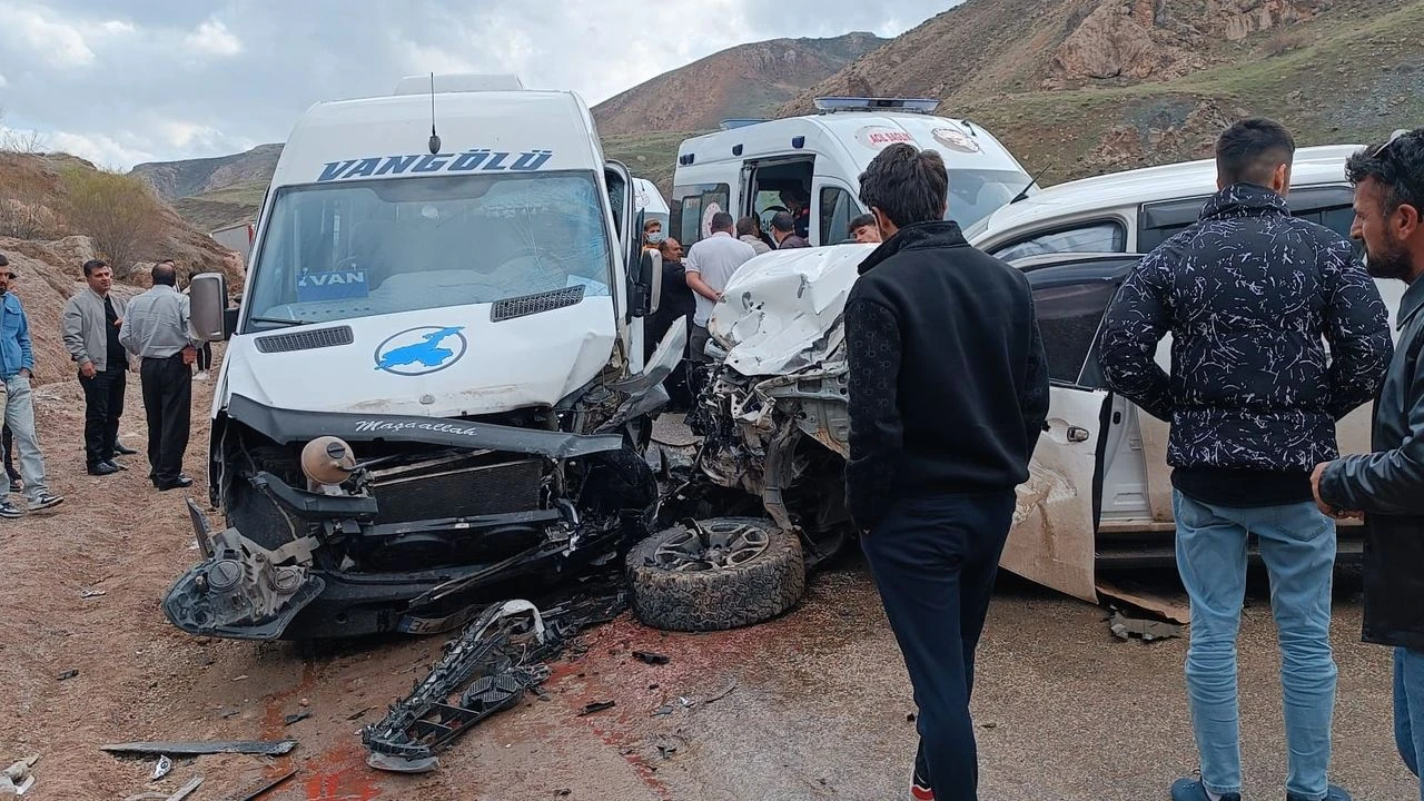 Yüksekova'da feci kaza: 4 yaralı