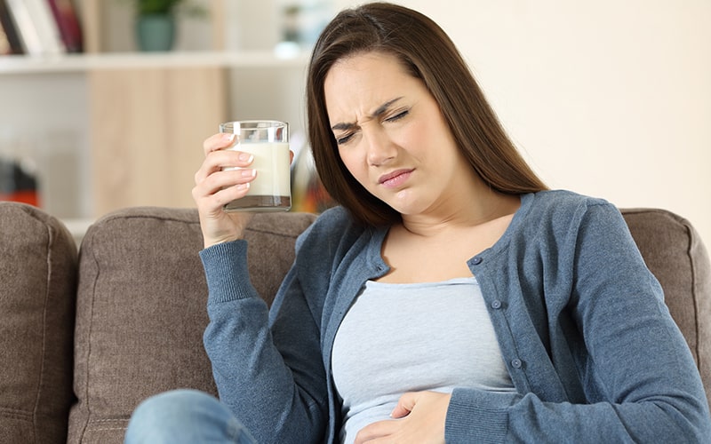 Bozuk sütleri hayatınızdan çıkartın! Bu yöntem sayesinde bozulmuyor... Bir tutam ekleyin ve görün!