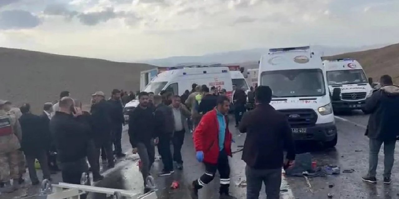 Van'da feci kaza! Minibüs ile kamyonet çarpıştı: 6 ölü 8 yaralı