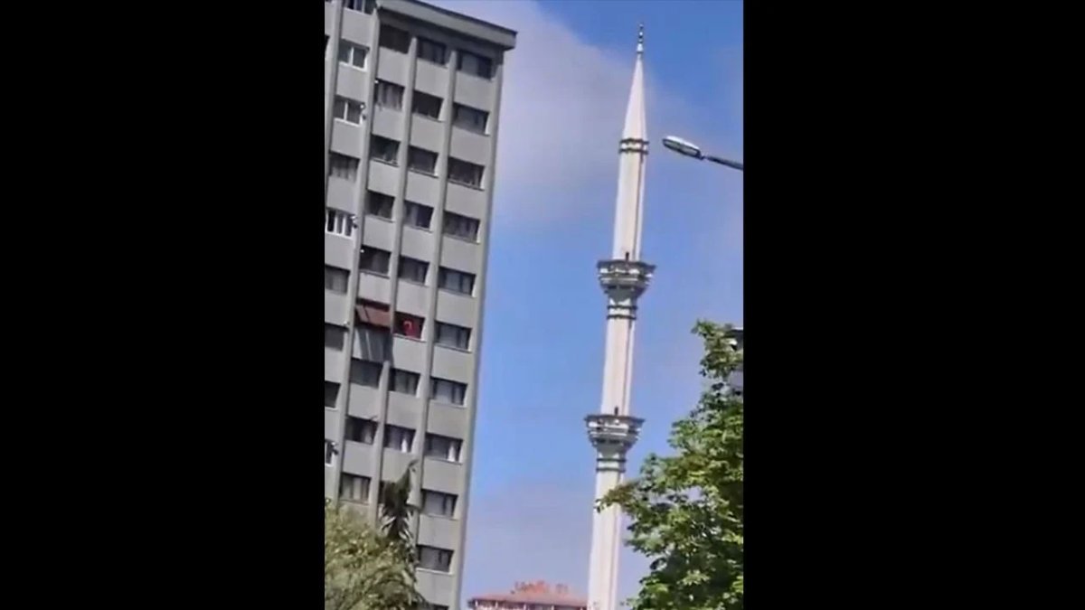 Beylikdüzü’nde minare depremle sallandı: O anlar kamerada