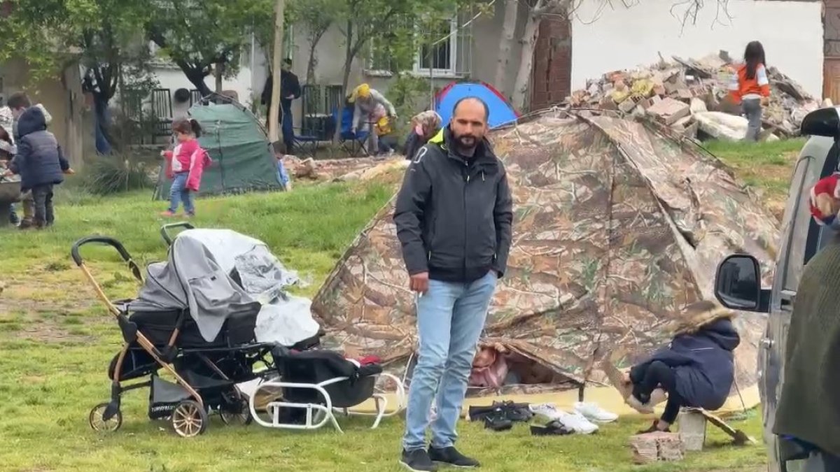 Arnavutköy'de deprem paniği: Vatandaşlar çadır kurdu