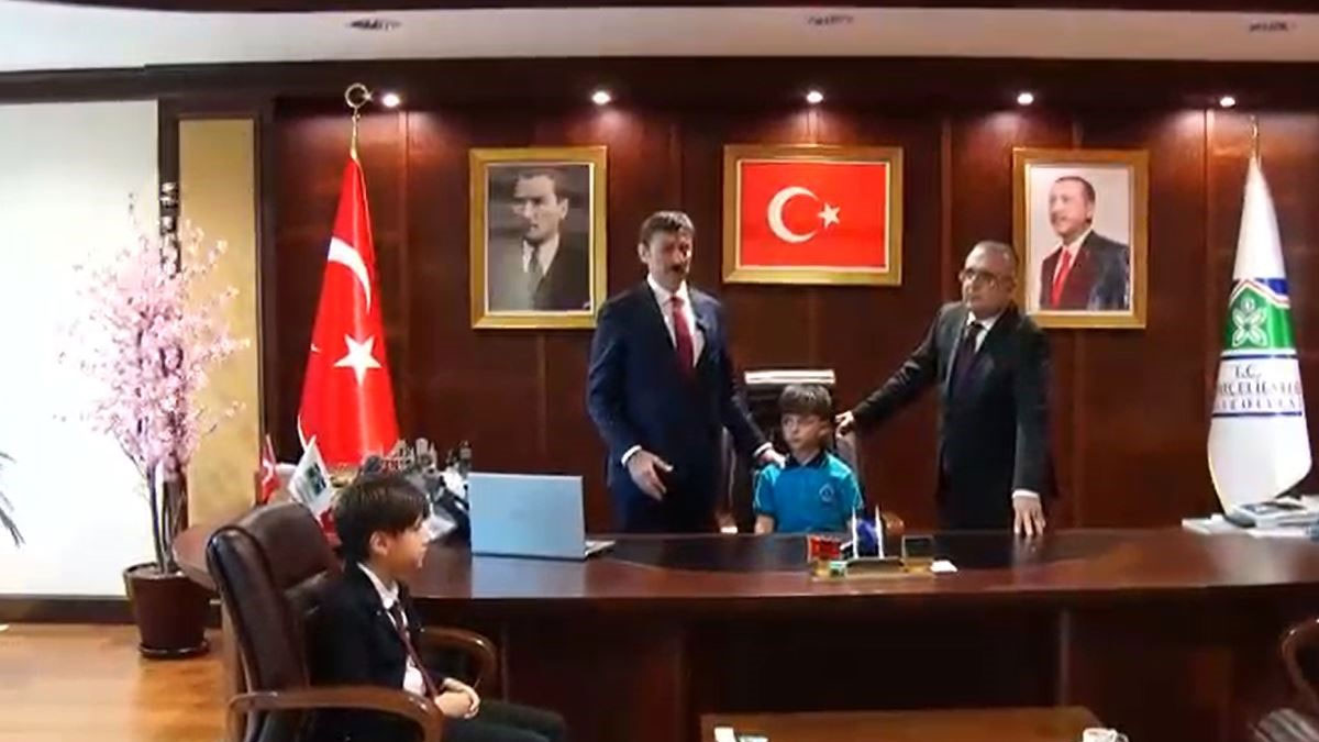 Bahçelievler Belediyesi’nde 23 Nisan töreni sırasında depreme yakalandılar