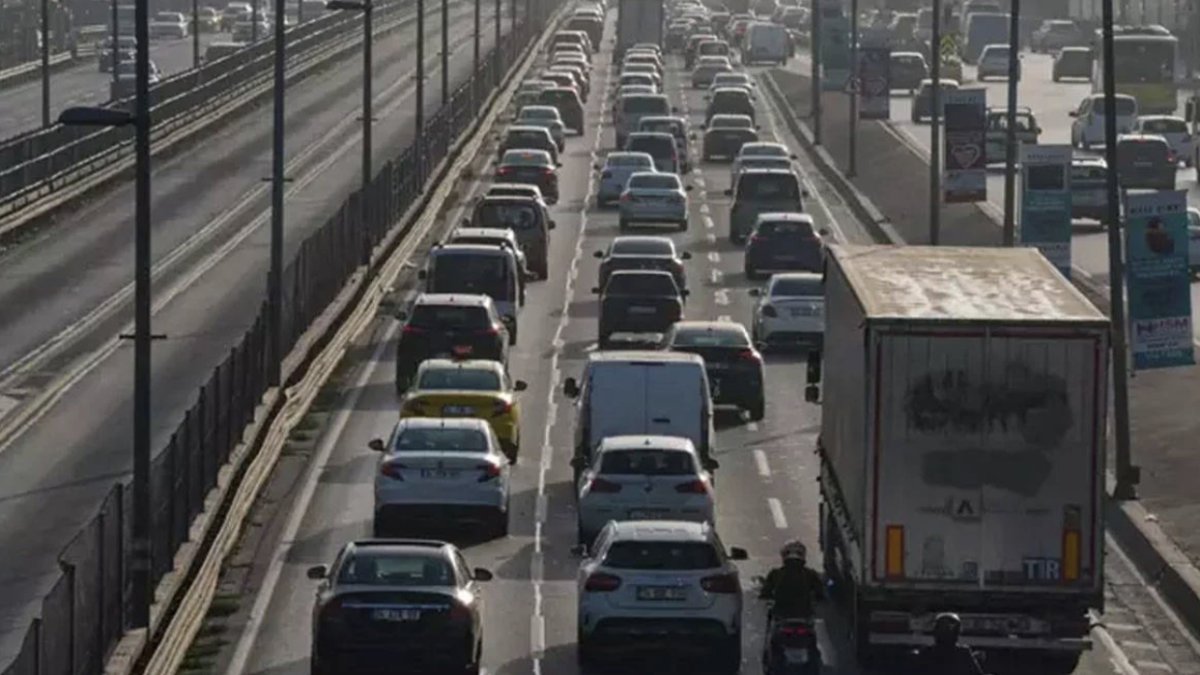 Depremin ardından İstanbul’da trafik felç oldu: Yoğunluk yüzde 76’ya ulaştı