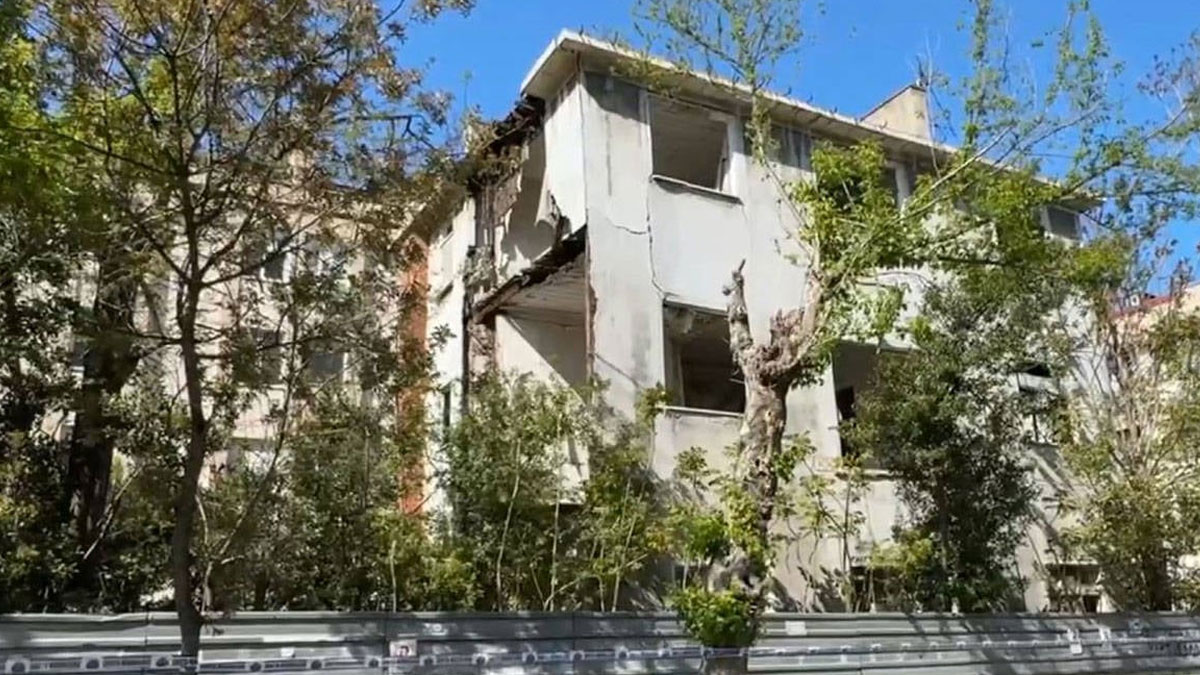 Bakırköy'de kullanılmayan bina deprem nedeniyle kısmen çöktü