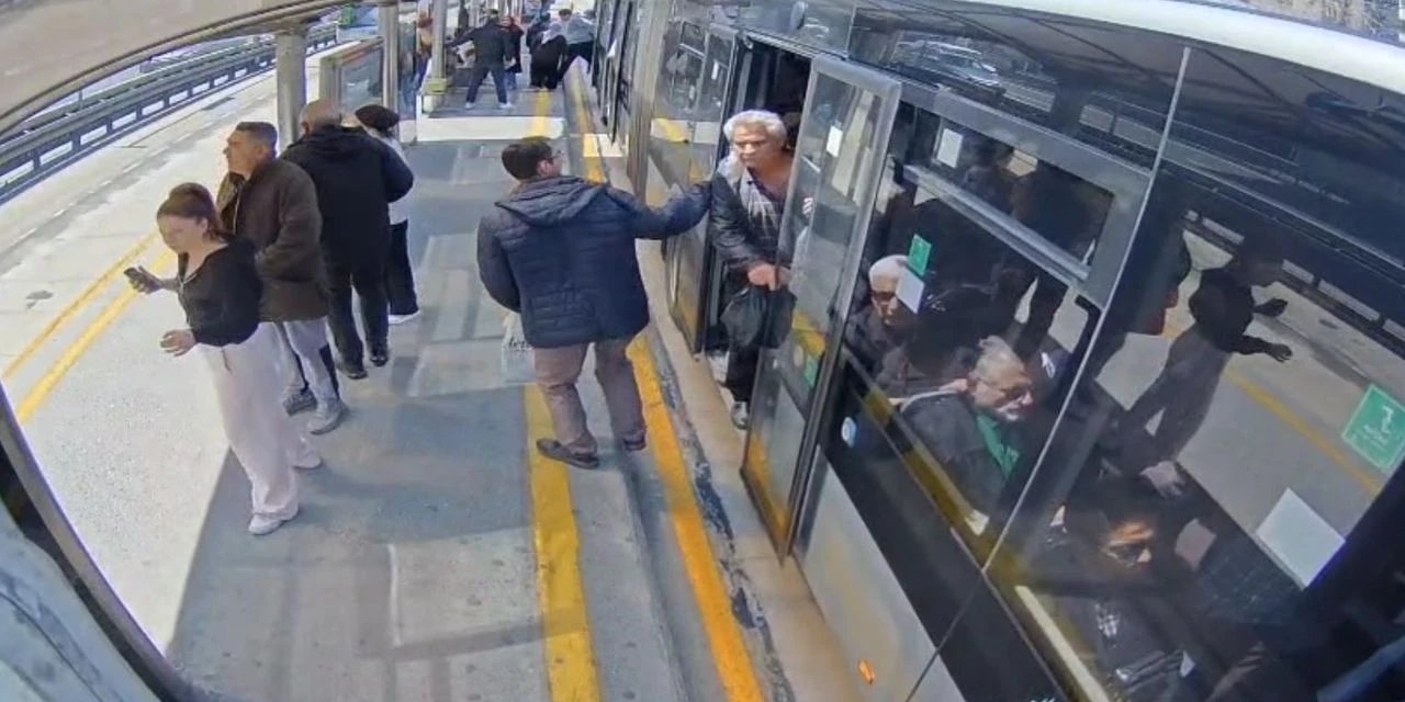 Deprem anında metrobüsün sallanma anı ortaya çıktı! Korku dolu dakikalar