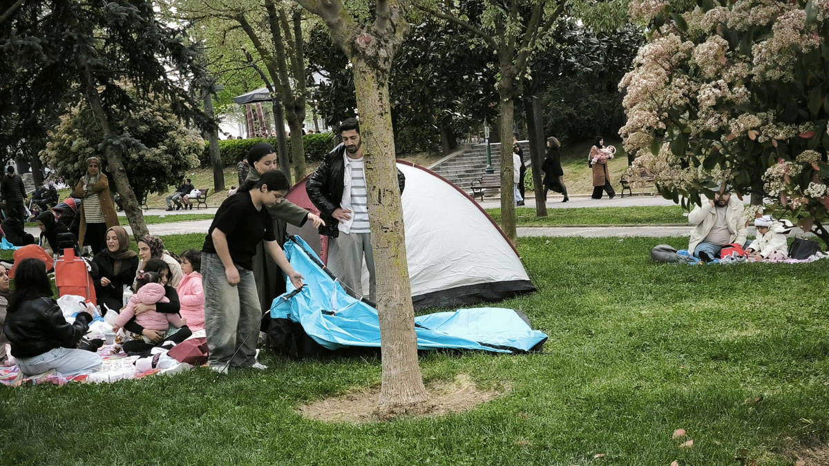 Deprem nedeniyle Gezi Parkı'nda kurulan çadırlara polis müdahalesi!