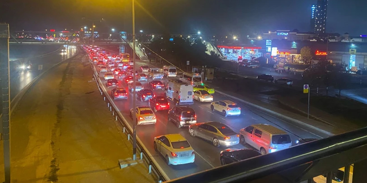 Deprem sonrası İstanbul’dan toplu çıkış: Trafik kilitlendi