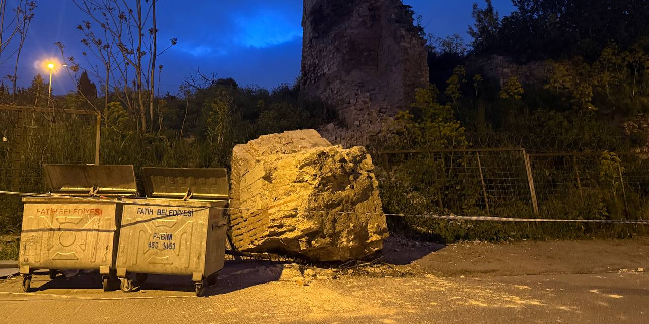 Deprem Fatih Surları’nı da vurdu: 2 metrelik parça yola düştü