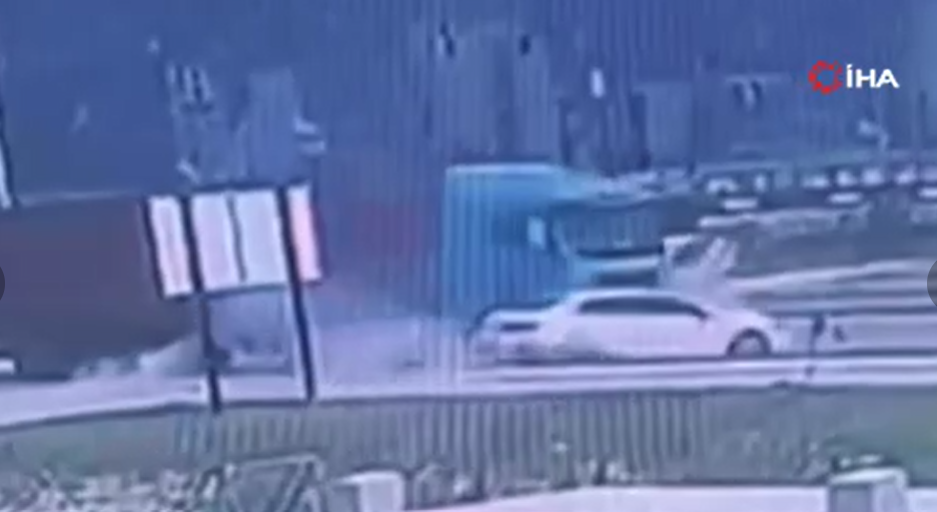 Tır otomobili metrelerce sürekledi