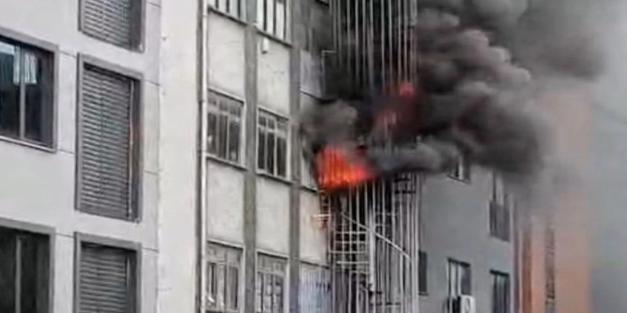 Sultangazi’de ayakkabı imalathanesi alevlere teslim oldu