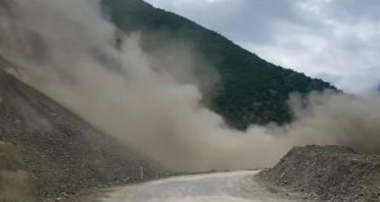 Artvin'de heyelan anı kamerada