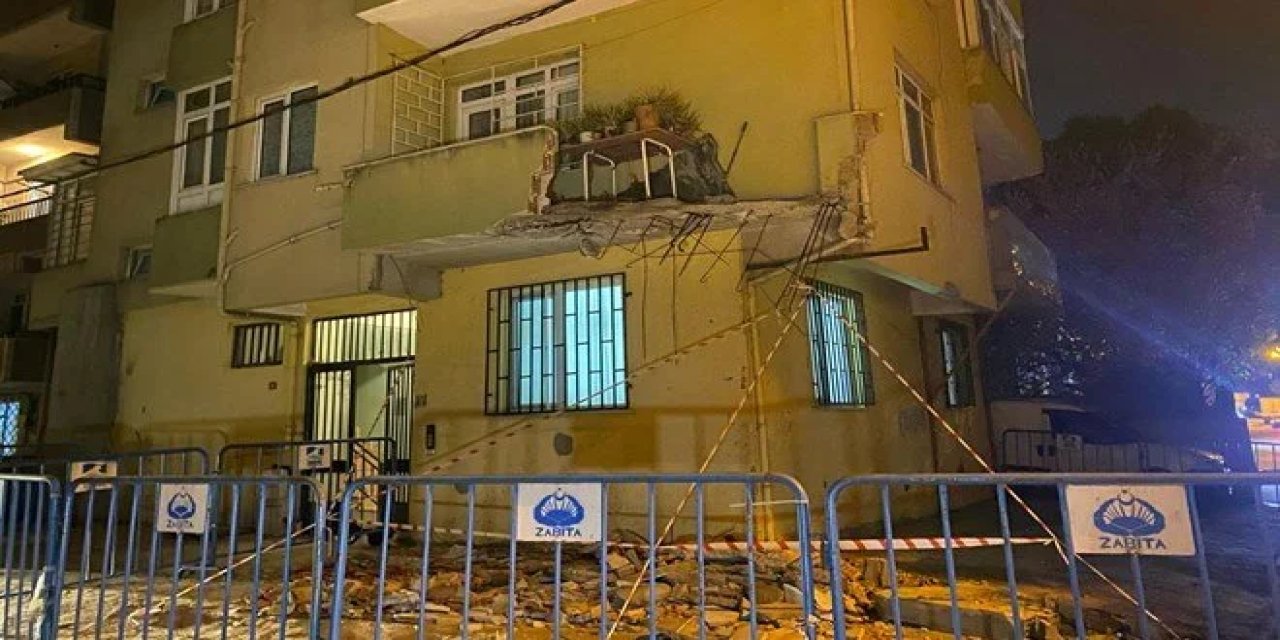 Depremde hasar alan bir binanın balkonu çöktü