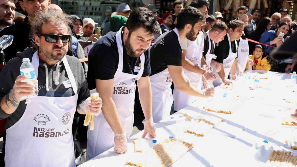 5 dakikada 11 metre börek yedi, altını kaptı!