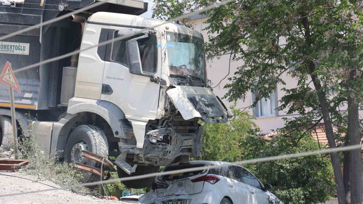 Hatay'da facianın eşiğinden dönüldü: Hafriyat kamyonu duvara asılı kaldı