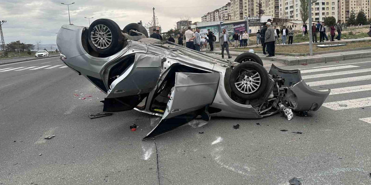 Kayseri’de feci kaza: Ortalık savaş alanına döndü, çok sayıda yaralı var
