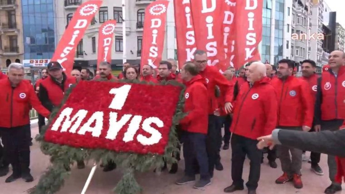 DİSK, Taksim Anıtı'na çelenk bıraktı