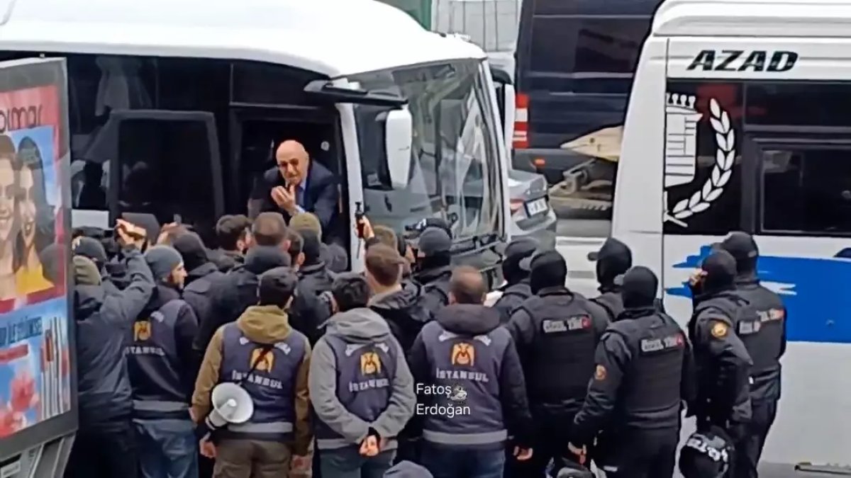 Mahmut Tanal polis aracının üzerine çıktı