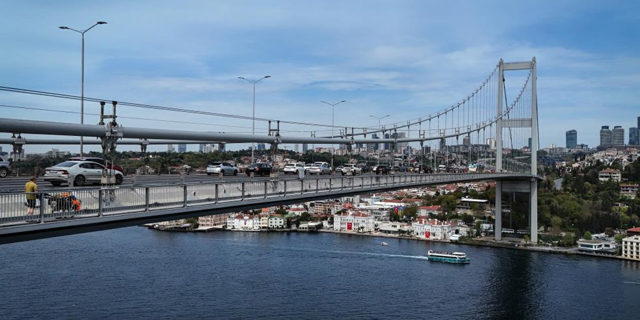 Buzlar üzerinden yürüyerek tarihe geçmişti... İngiliz gezgin 15 Temmuz Şehitler Köprüsü’nü yürüyerek geçti