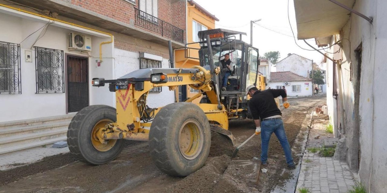 Burhaniye Belediyesi'nden kapsamlı yol çalışmaları