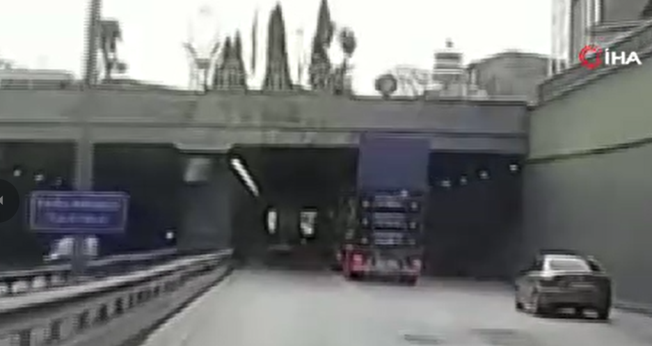 Kapısı açık kamyon tünele çarptı