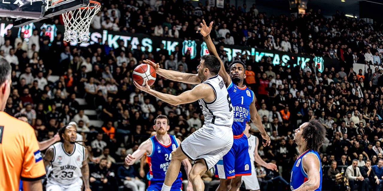 Anadolu Efes - Beşiktaş Fibabanka maçı ileri bir tarihe ertelendi