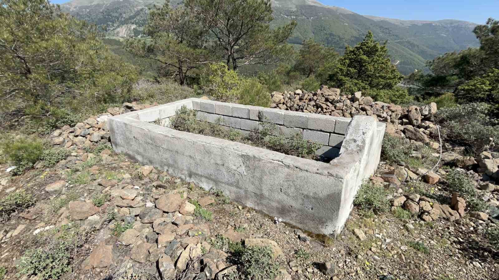Hatay'da gizemli mezar! Her perşembe geliyor
