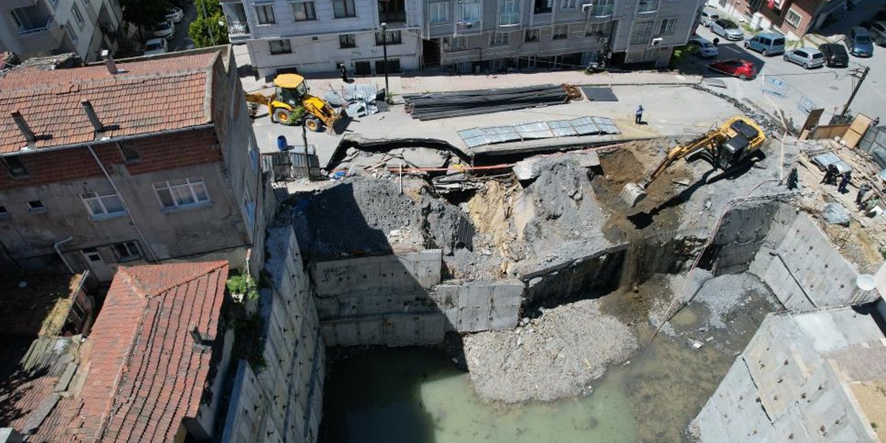 İstanbul’da bir çökme daha! İş makinesi su borusunu patlattı