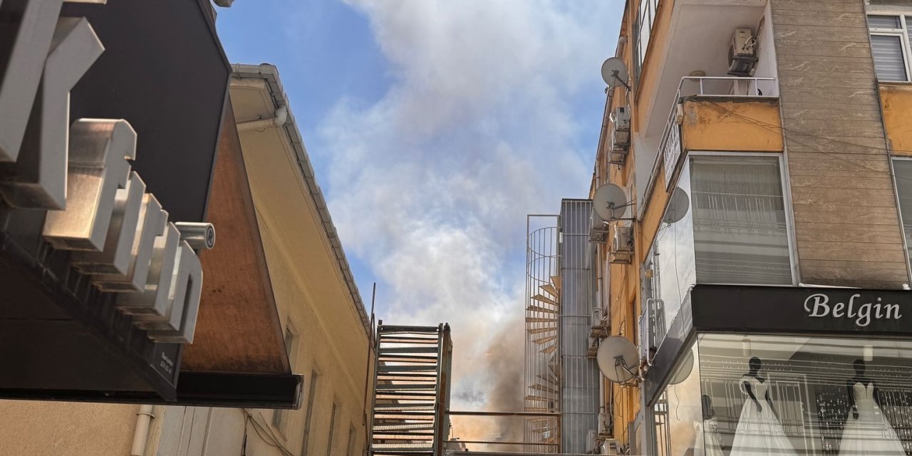 Bakırköy'de yangın! İş yeri alevlere teslim oldu