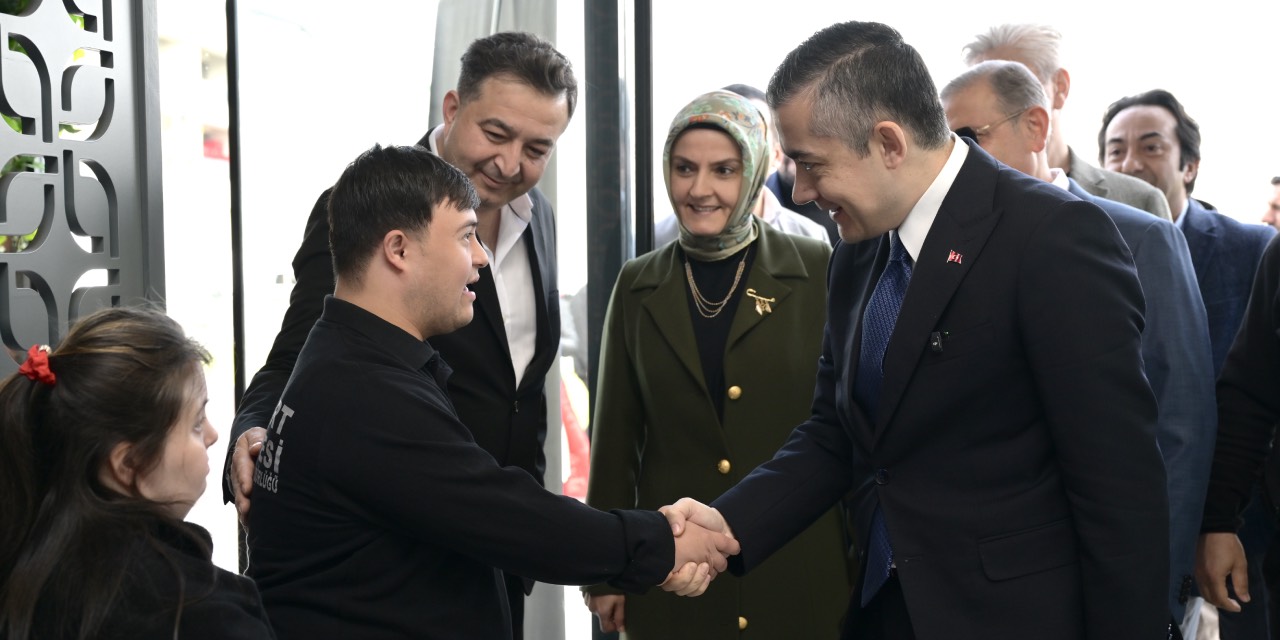 Esenyurt'ta engelsiz kafe hizmete açıldı