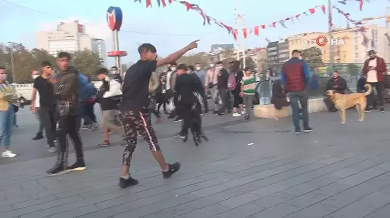 Taksim meydanı’nda kavga çıktı: Polis anında müdahale etti