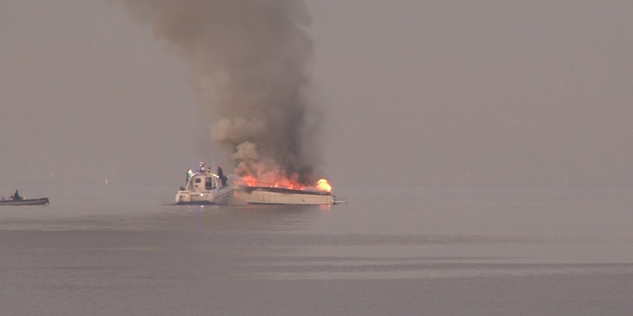 Tuzla'da 4 tekne alev alev yandı