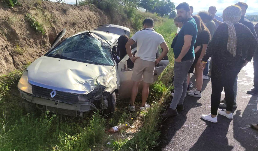 Sınav yolunda kaza: Araç devrildi, 4 kişi yaralandı