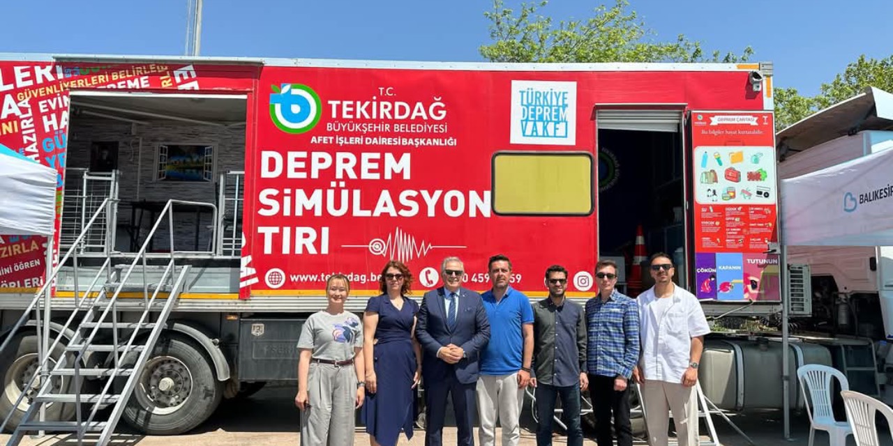 Bandırma Belediye Başkanı Mirza, deprem simülasyon tırını ziyaret etti