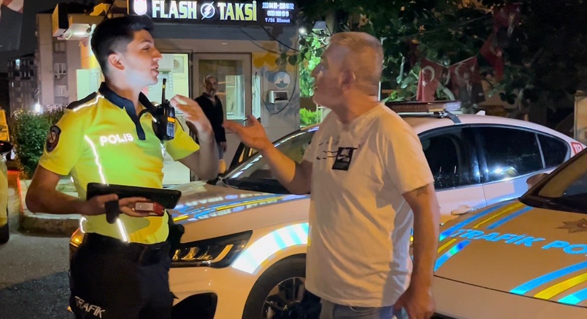 Alkollü sürücünün tiyatrosu pes dedirtti: Hem polisi hem gazeteciyi hedef aldı!