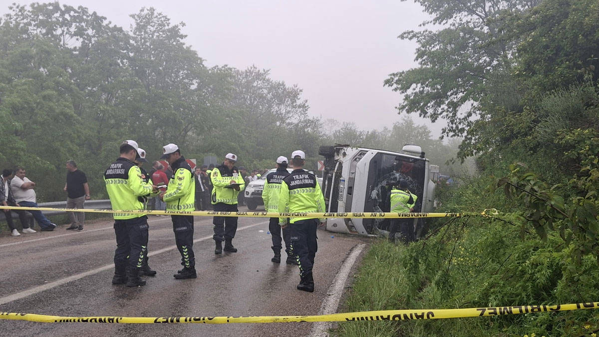 Sinop'ta öğrencileri taşıyan otobüs şarampole devrildi: 18 yaralı