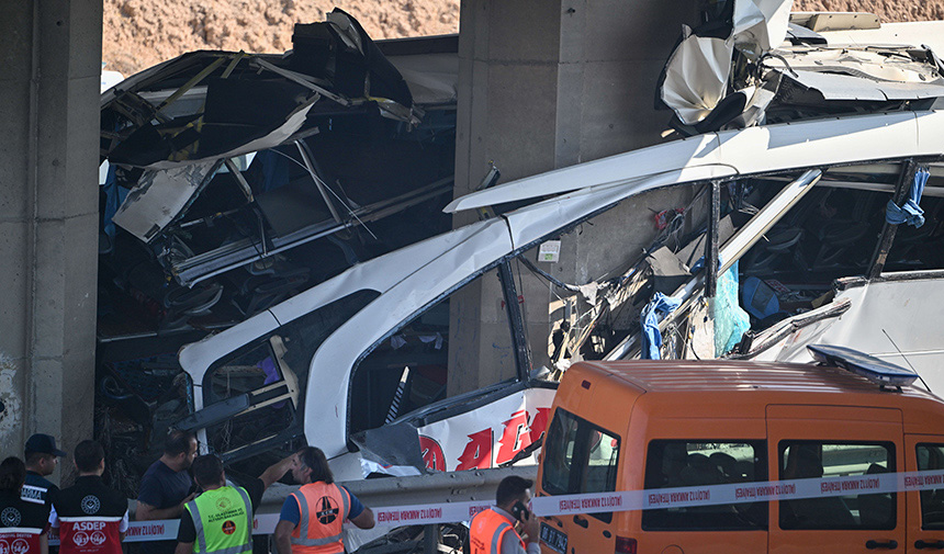 Ankara yolunda yolcu otobüsü köprü ayağına çarptı: 9 ölü 26 yaralı