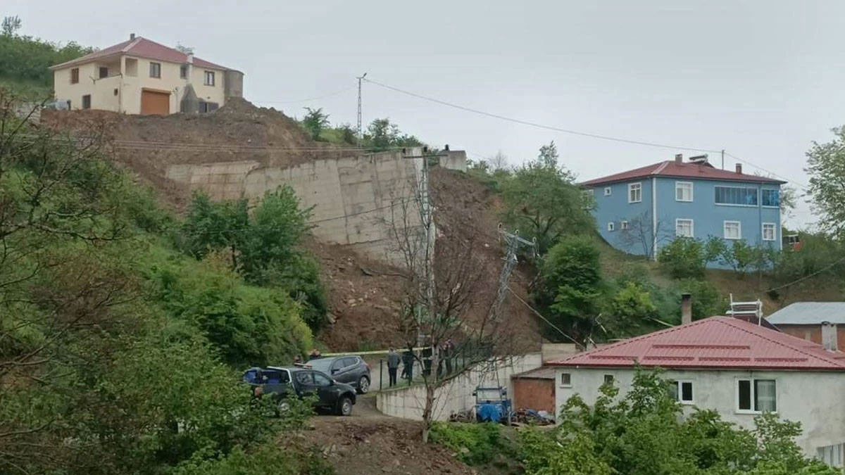 Samsun'da toprak kayması: Bir evin istinat duvarı çöktü