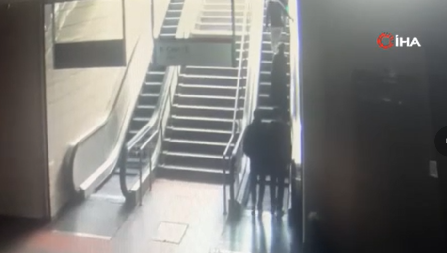 Metro istasyonunda pano kadının üzerine düştü
