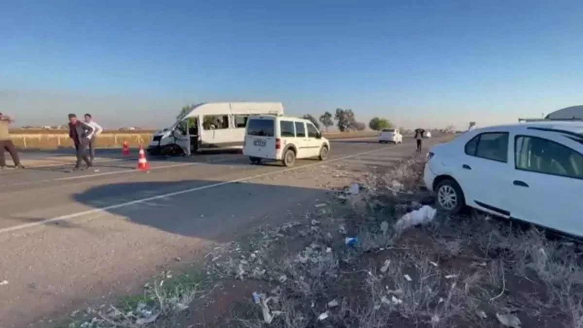 Urfa'da öğretmenleri taşıyan minibüsler çarpıştı: 28 yaralı